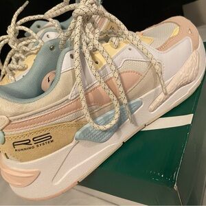 RS PUMA WOMANS SIZE 8